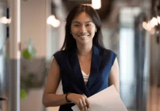 有人站在办公室里拿着文件。